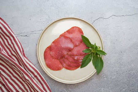 Geflügelsalami mit rotem Pfefferrand