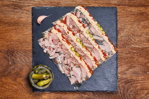 Pikantes Schweinefilet mit Frischkäsehaube