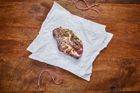 Sattelschwein-Nackensteak in Bärlauch-Marinade